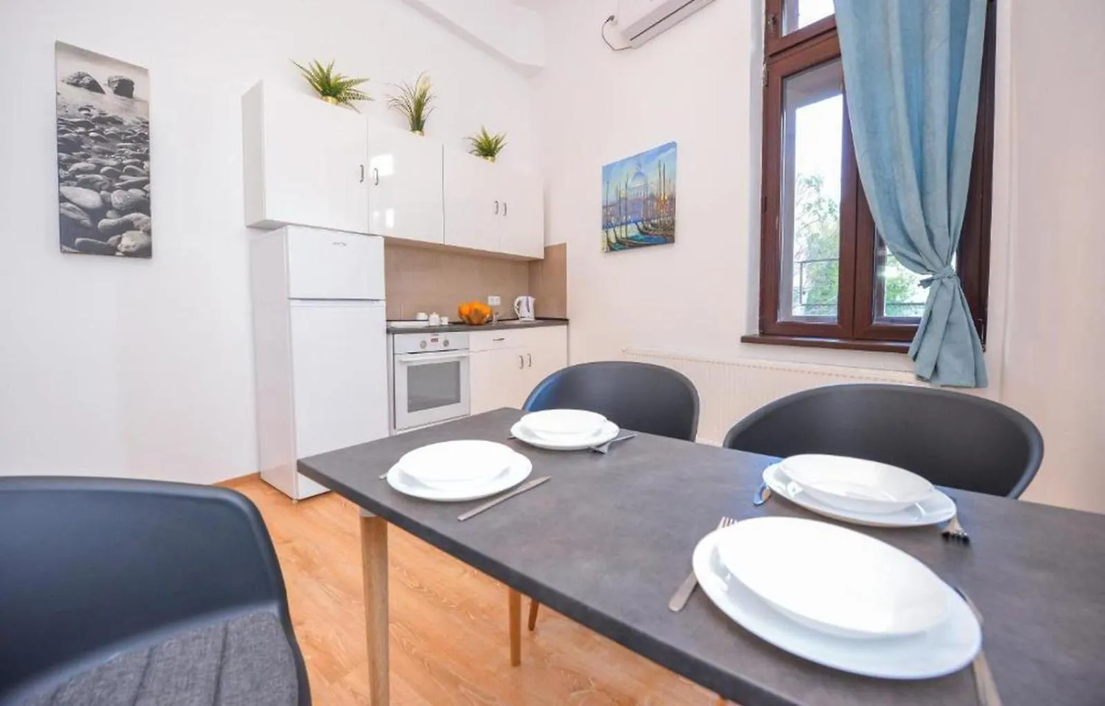 Ferienwohnung Experience Old Town Charm At Covaci 3Br Bukarest Apartment
